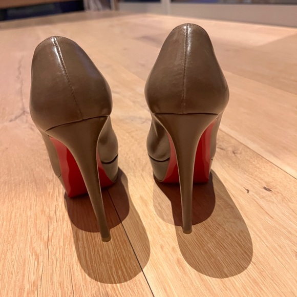 Christian Louboutin taupe peak toe heels - Picture 5 of 9